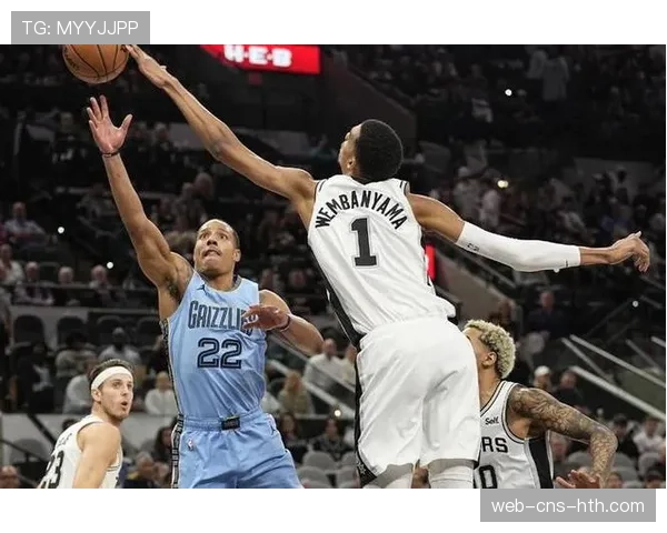 特写：文班亚马在客场对阵热火比赛中，完成个人赛季第300次封盖